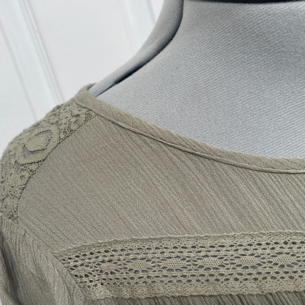 🍀Torrid top with ruffle sleeves and lace embellishments - Picture 11 of 17
